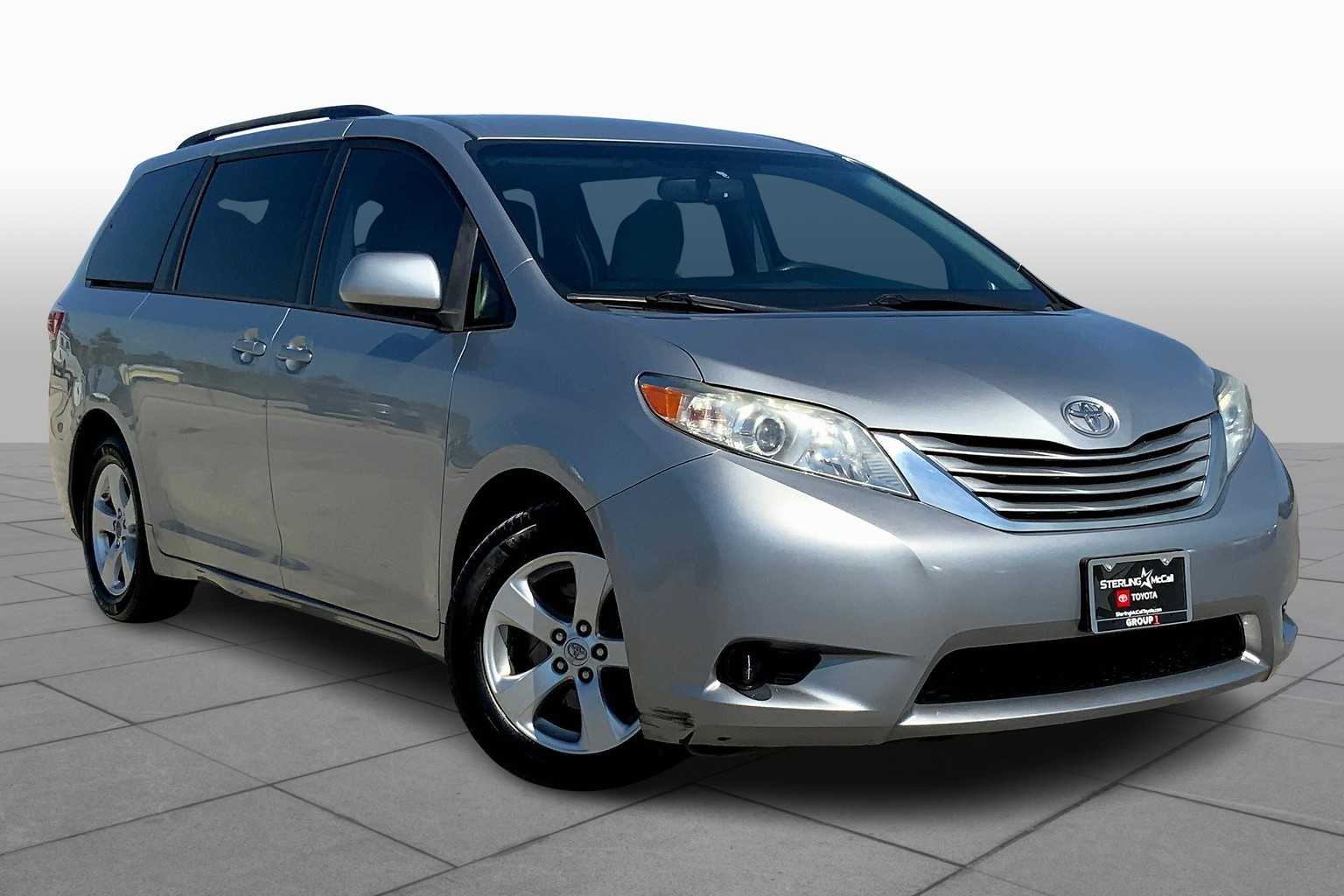 2017 Toyota Sienna LE photo 2
