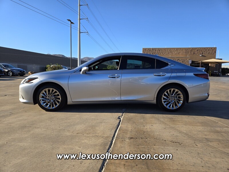 2025 Lexus ES 300h Luxury photo 3