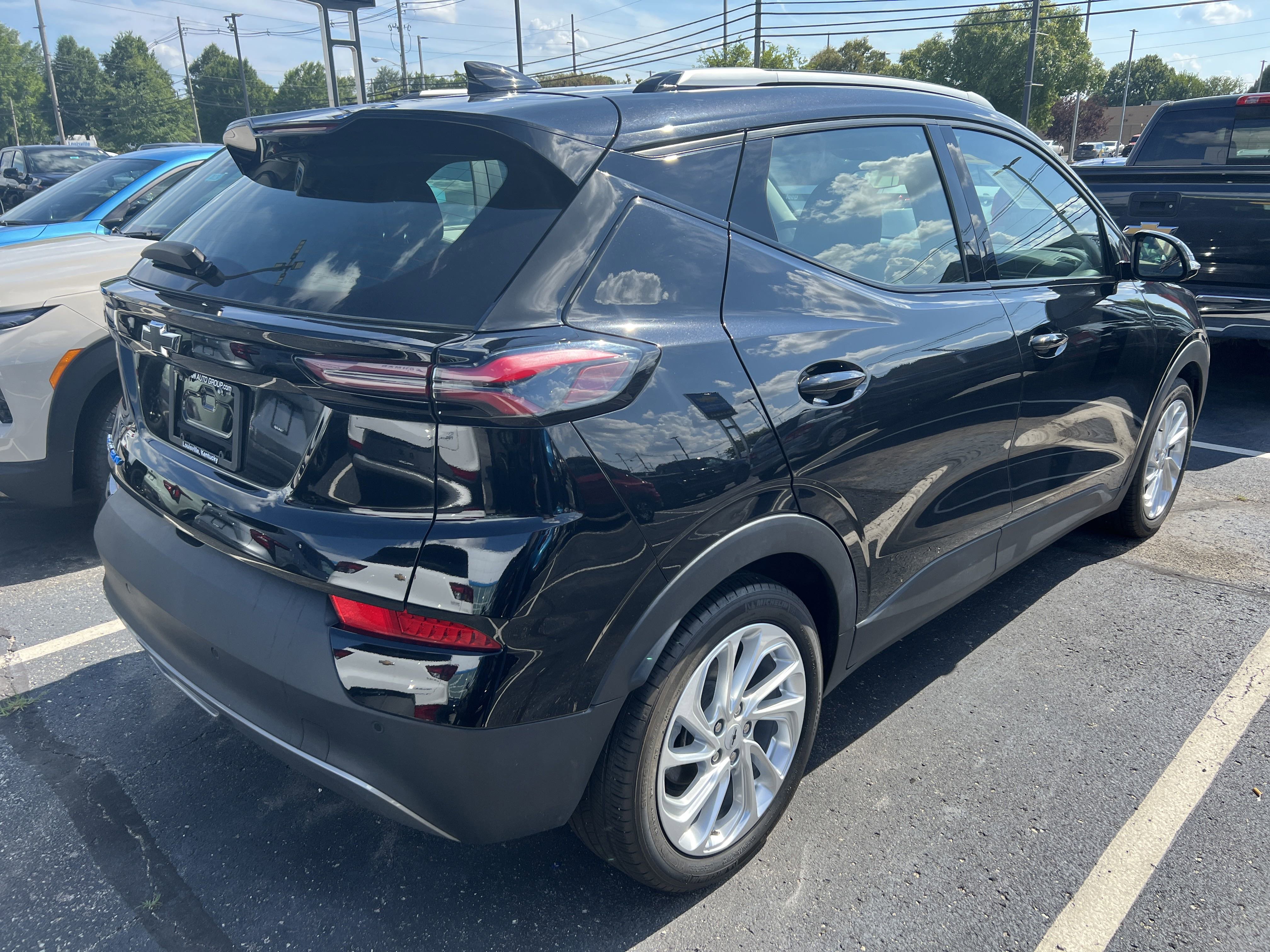 Used 2022 Chevrolet Bolt EUV LT with VIN 1G1FY6S01N4105769 for sale in Jeffersontown, KY