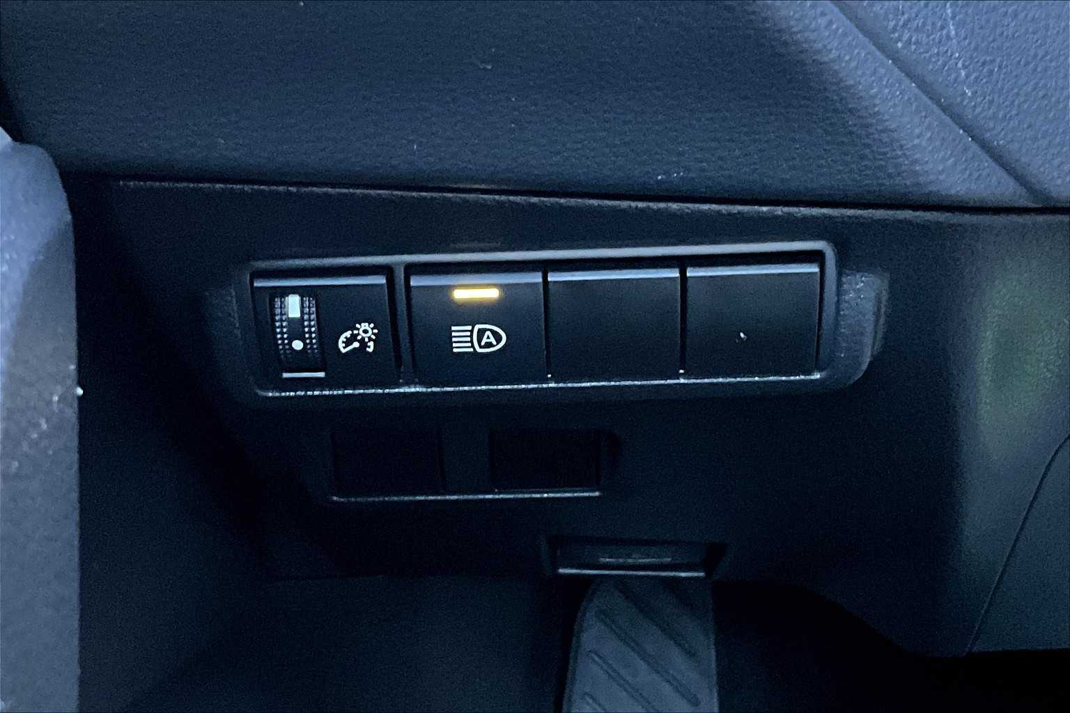2022 Toyota Corolla Cross LE photo 33