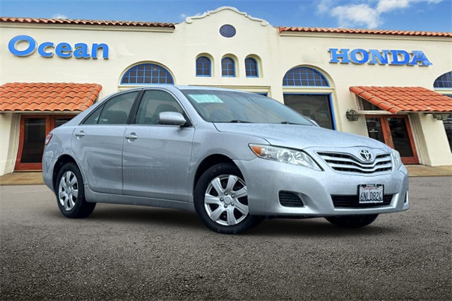 2011 Toyota Camry LE photo 2