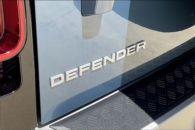 2025 Land Rover Defender 110 S photo 7