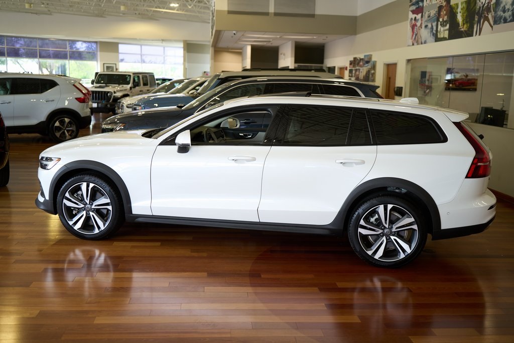 2025 VOLVO V60CC - Image 2