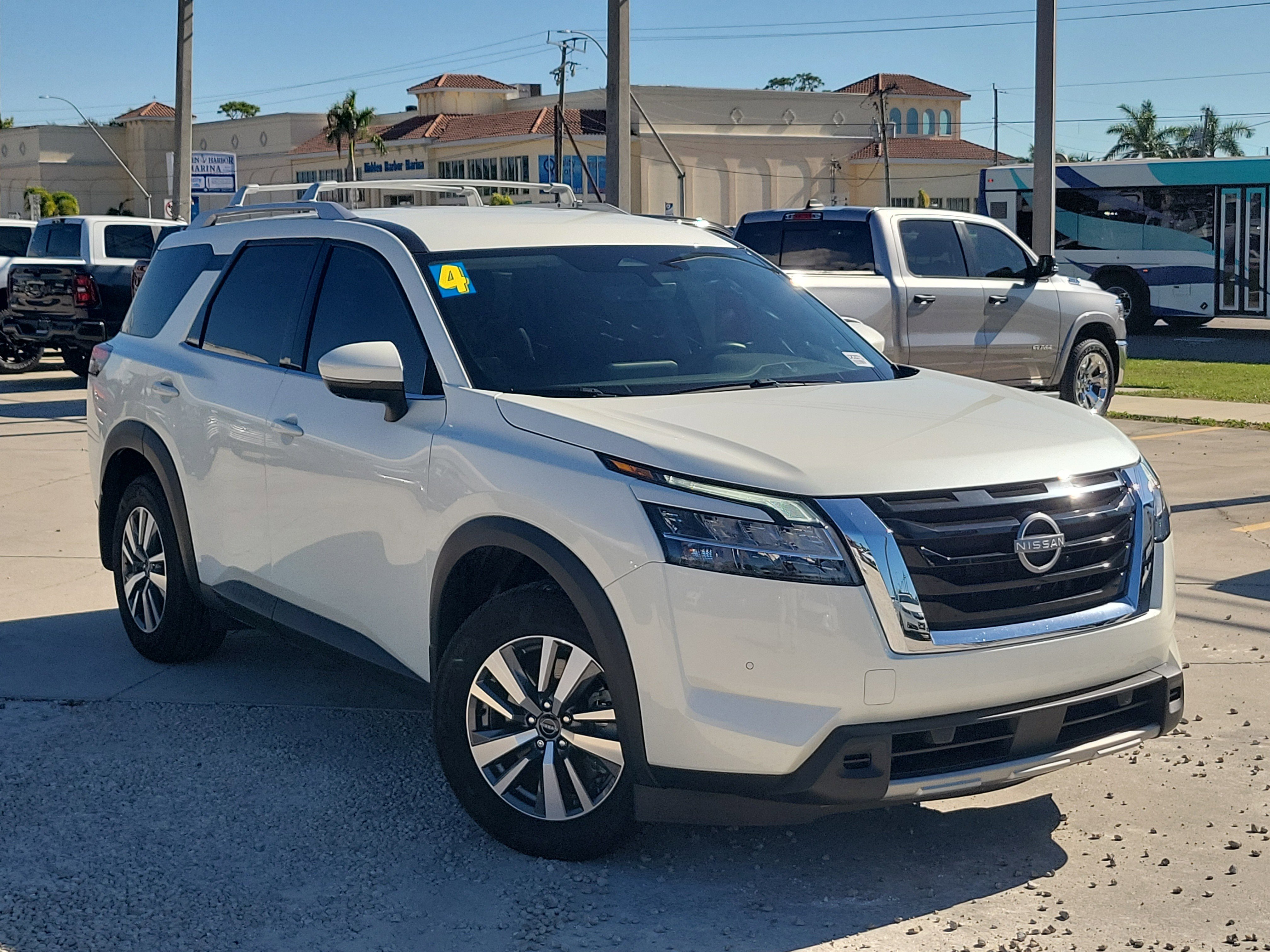 2024 Nissan Pathfinder SL's photo