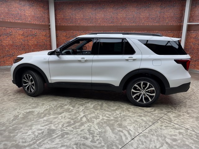 2025 Ford Explorer ST-Line photo 2