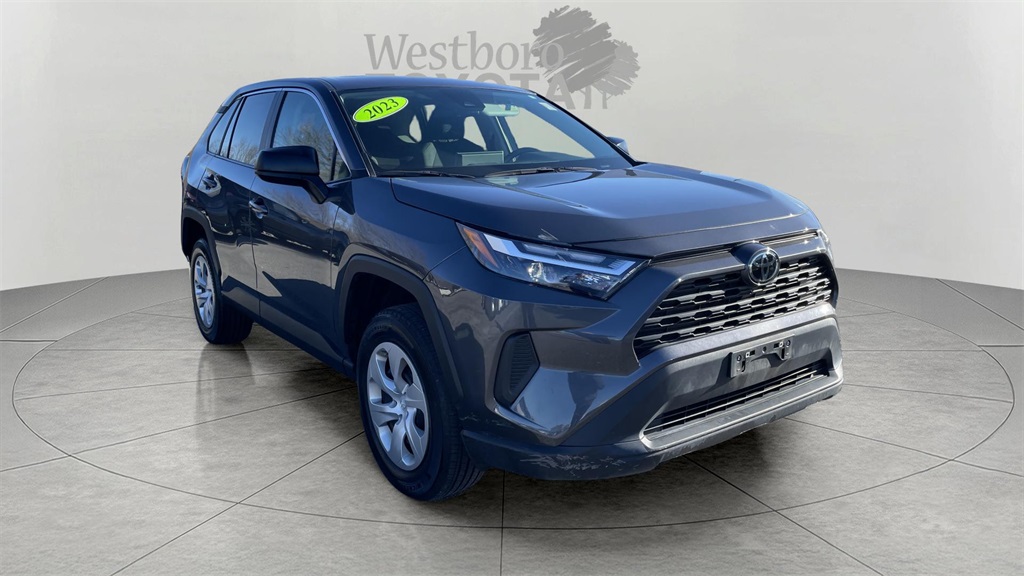 2023 Toyota RAV4 LE's photo