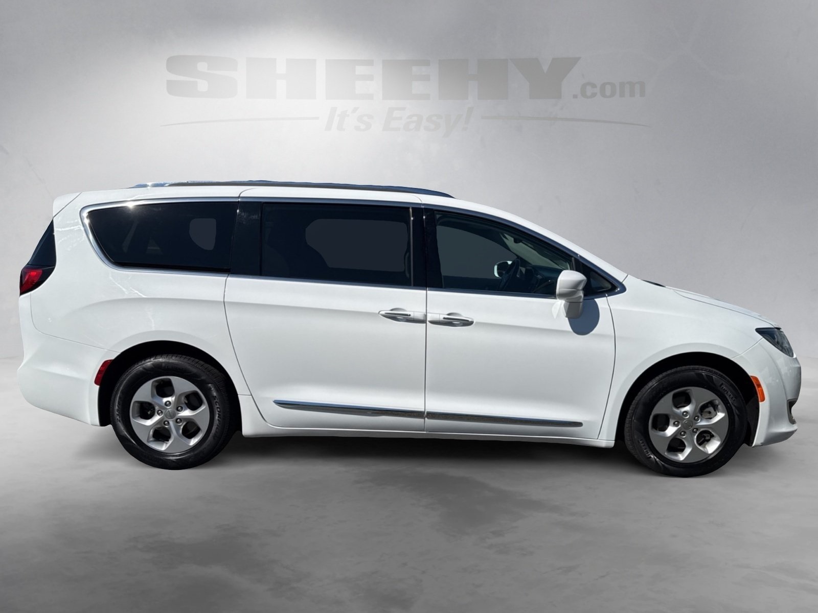 2017 Chrysler Pacifica Touring Plus photo 7