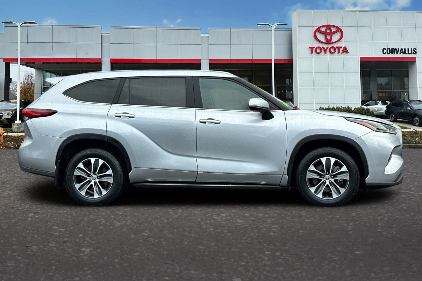 2023 Toyota Highlander XLE photo 2