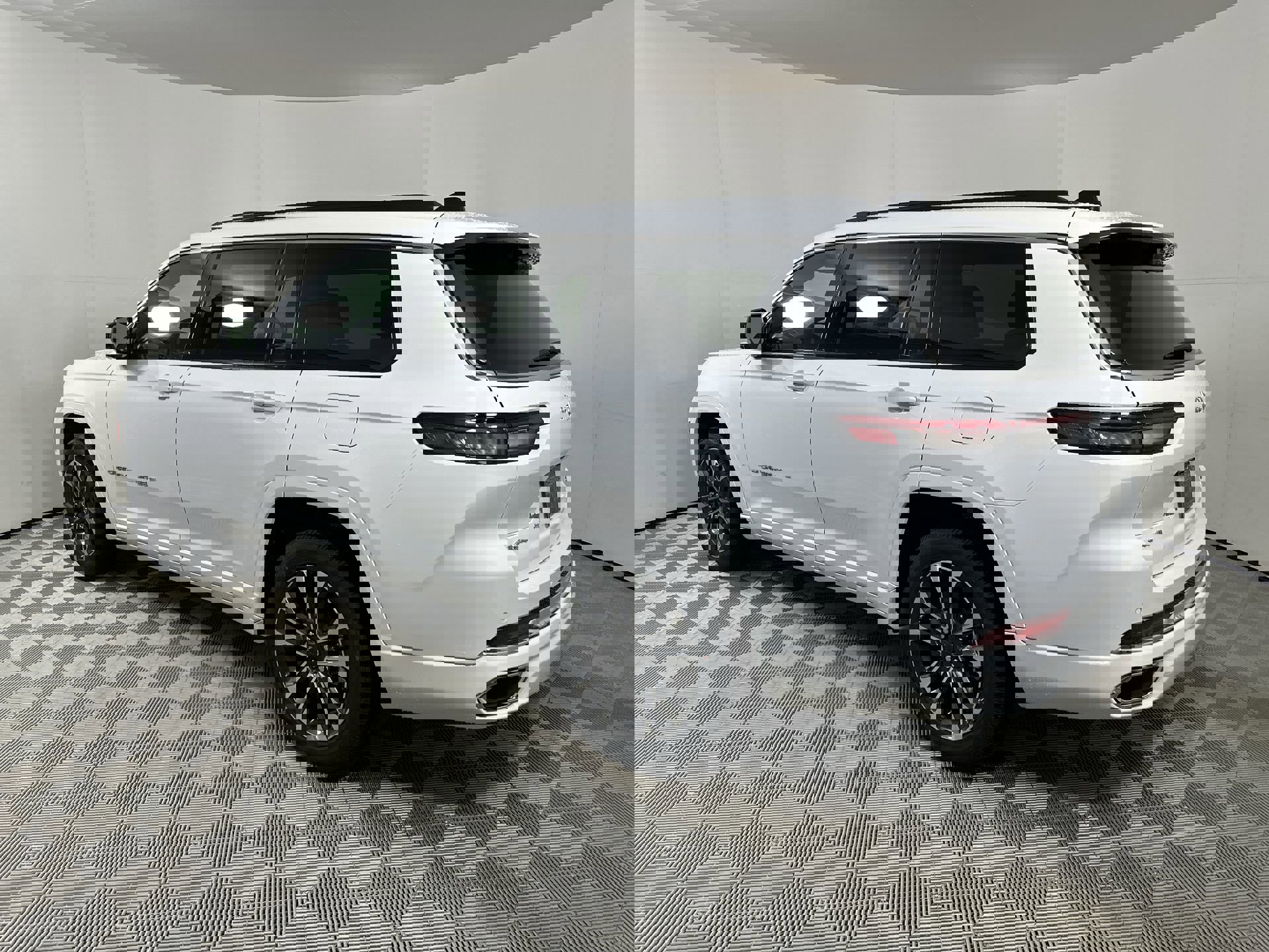 2025 Jeep Grand Cherokee Overland photo 6