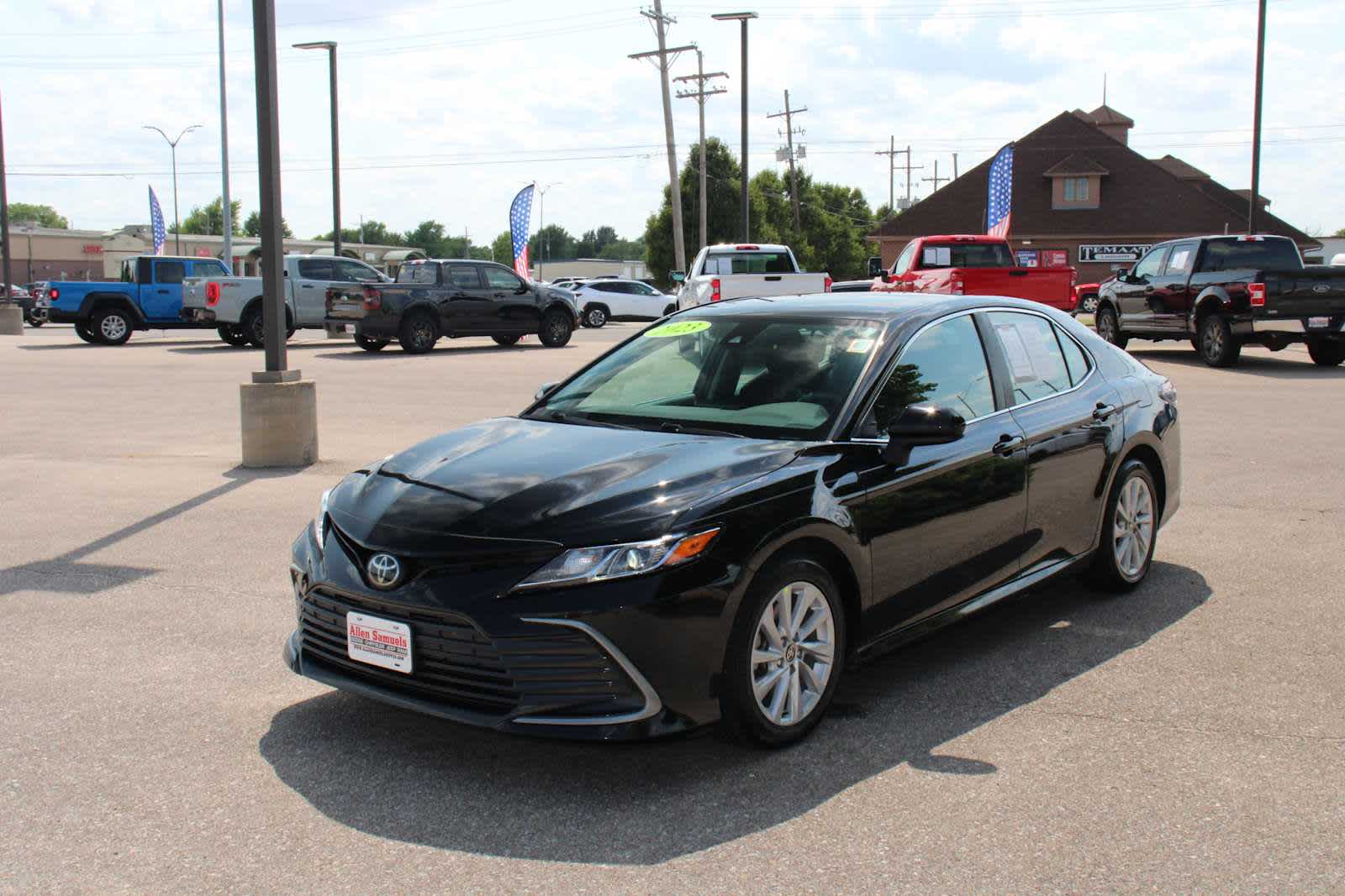 2023 Toyota Camry LE photo 3