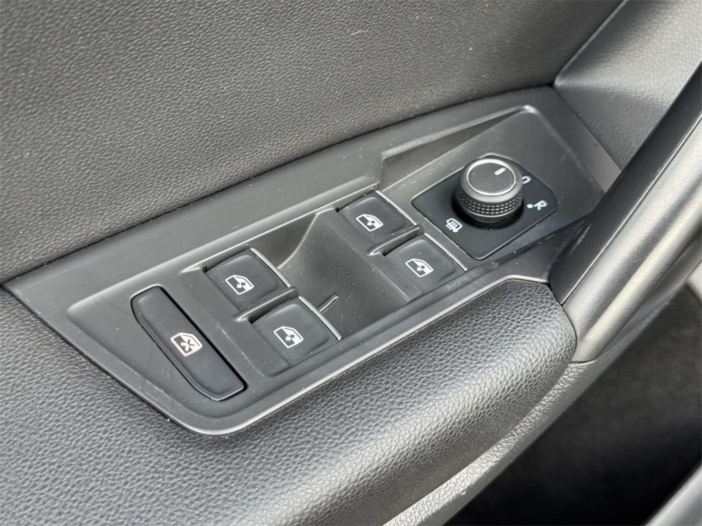2021 Volkswagen Tiguan SE photo 26