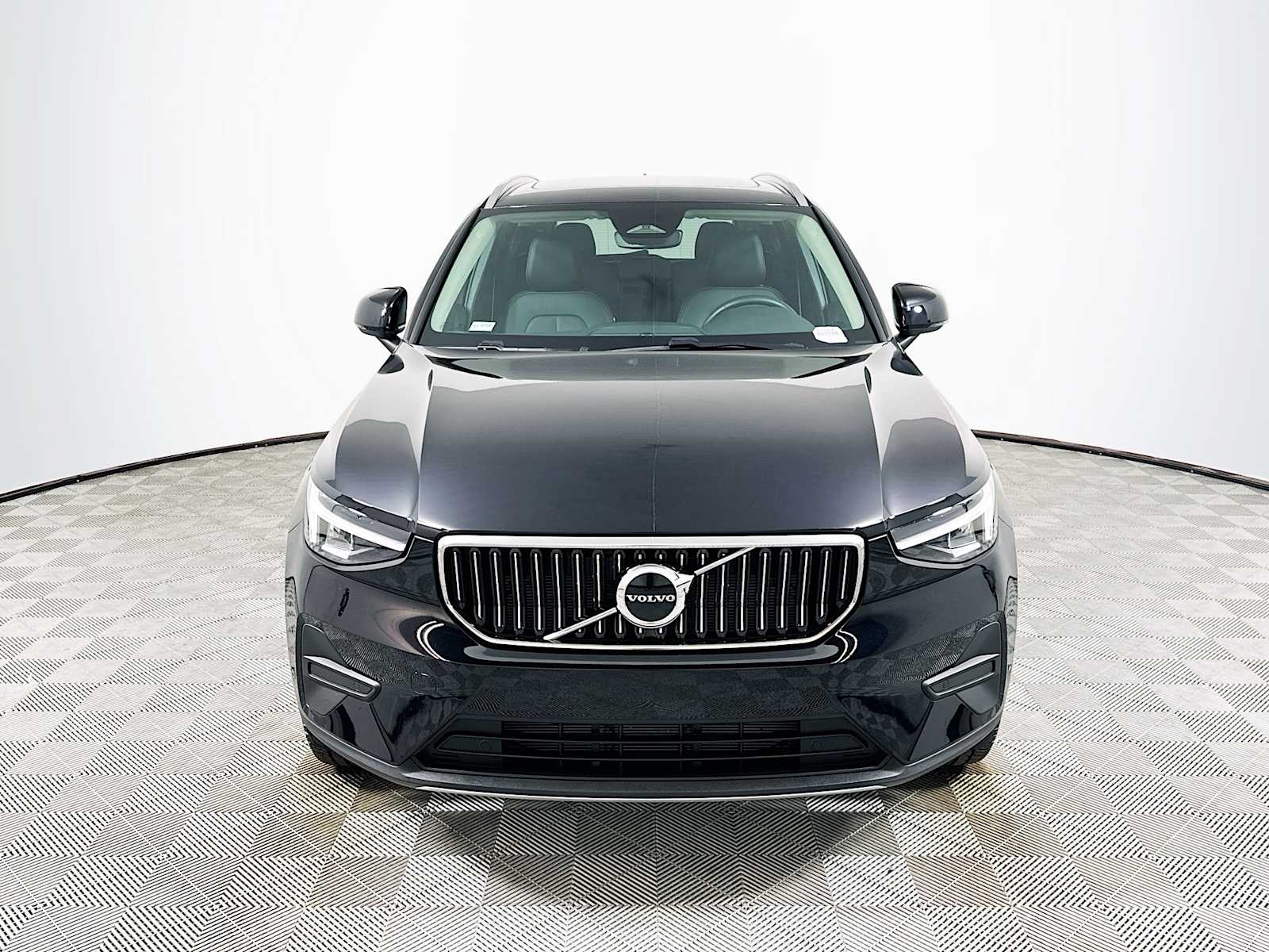 2025 Volvo XC40 AWD Core photo 2