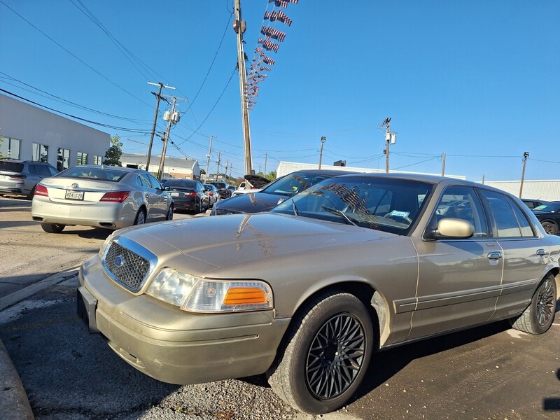 1999 Ford Crown Victoria Base's photo