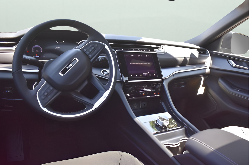 2025 Jeep Grand Cherokee Laredo photo 12