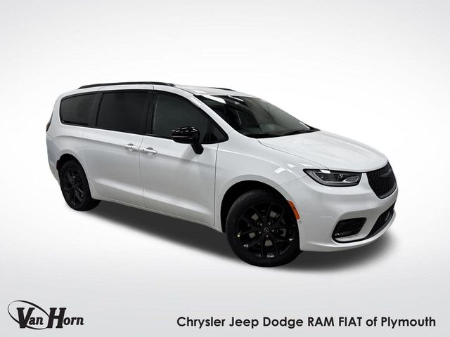 2026 Chrysler Pacifica Select's photo