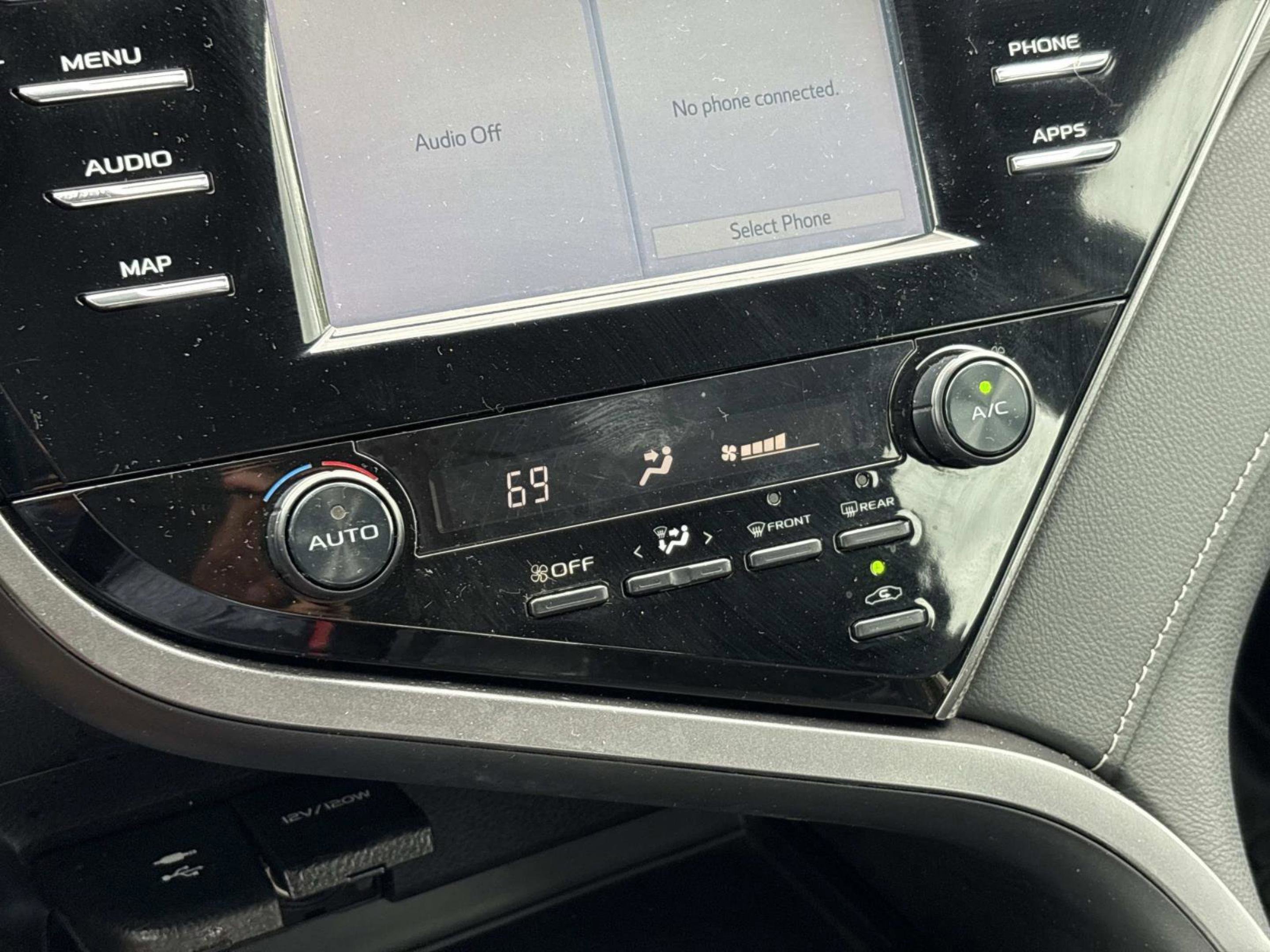 2019 Toyota Camry SE photo 29