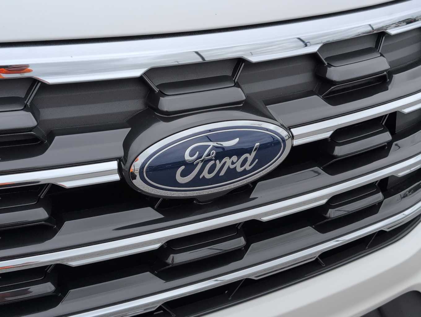 2025 Ford Explorer photo 3