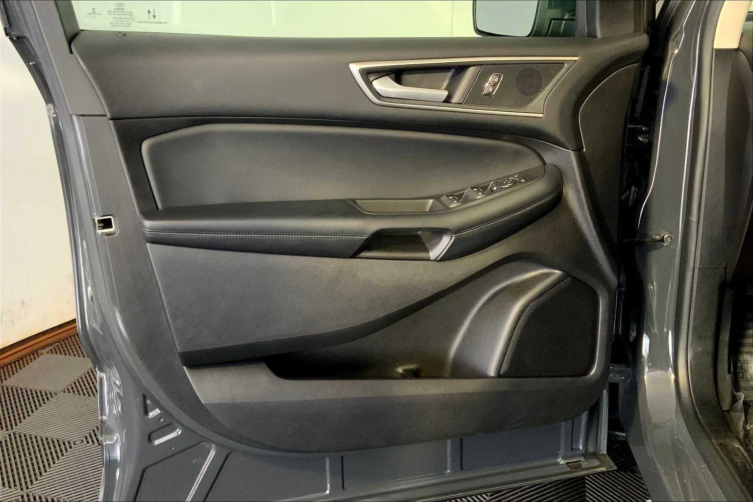 2021 Ford Edge SEL photo 21
