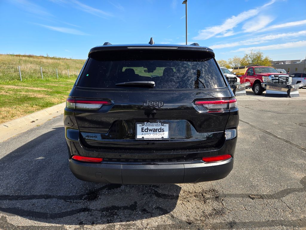 2025 Jeep Grand Cherokee Laredo Altitude photo 3
