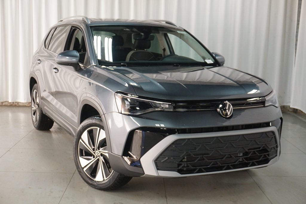 2025 Volkswagen Taos SE photo 3