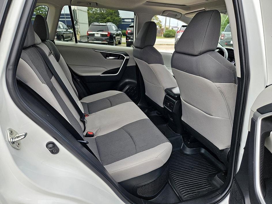 2022 Toyota RAV4 Hybrid XLE photo 11