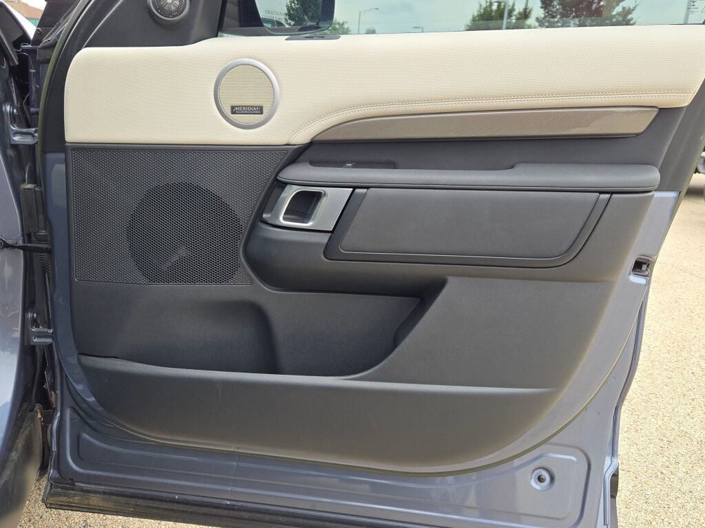 2023 Land Rover Discovery HSE R-Dynamic photo 4