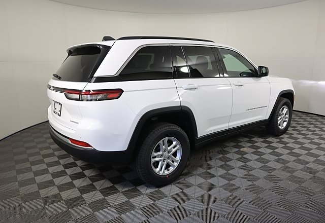 2025 Jeep Grand Cherokee Laredo photo 4