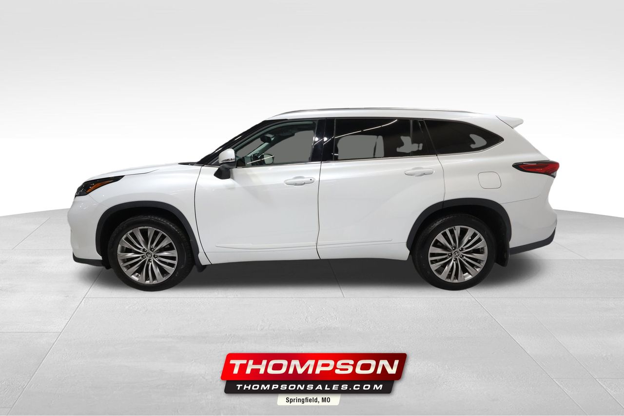 2022 Toyota Highlander Platinum's photo