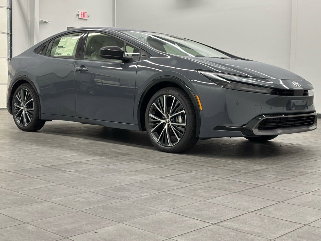 2025 Toyota Prius LE photo 3