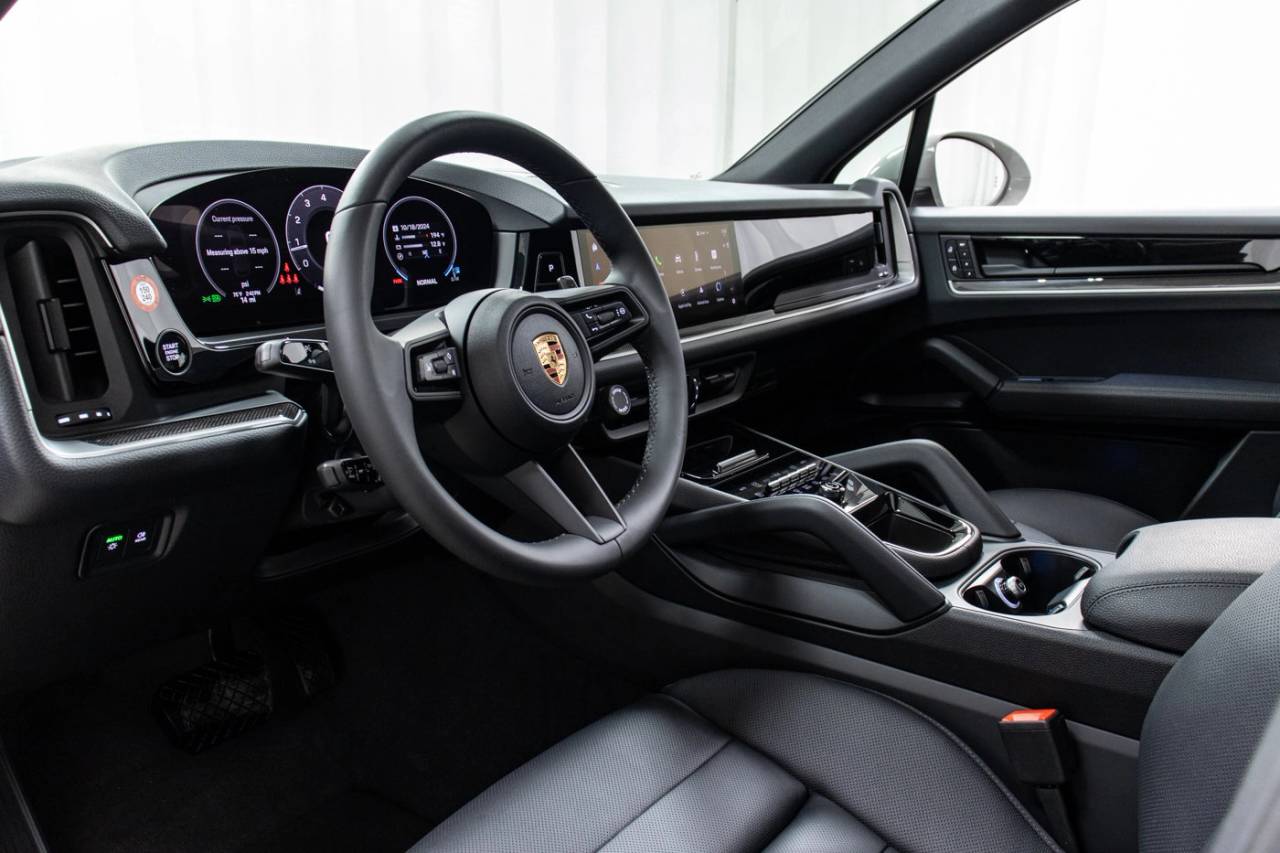 2025 Porsche Cayenne photo 3