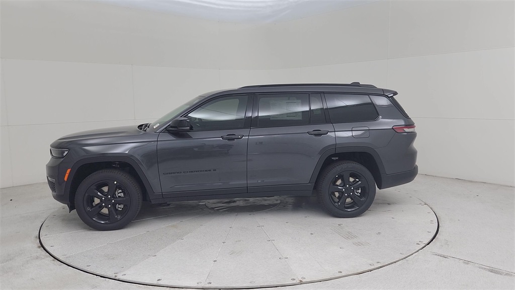 2025 Jeep Grand Cherokee Limited photo 2