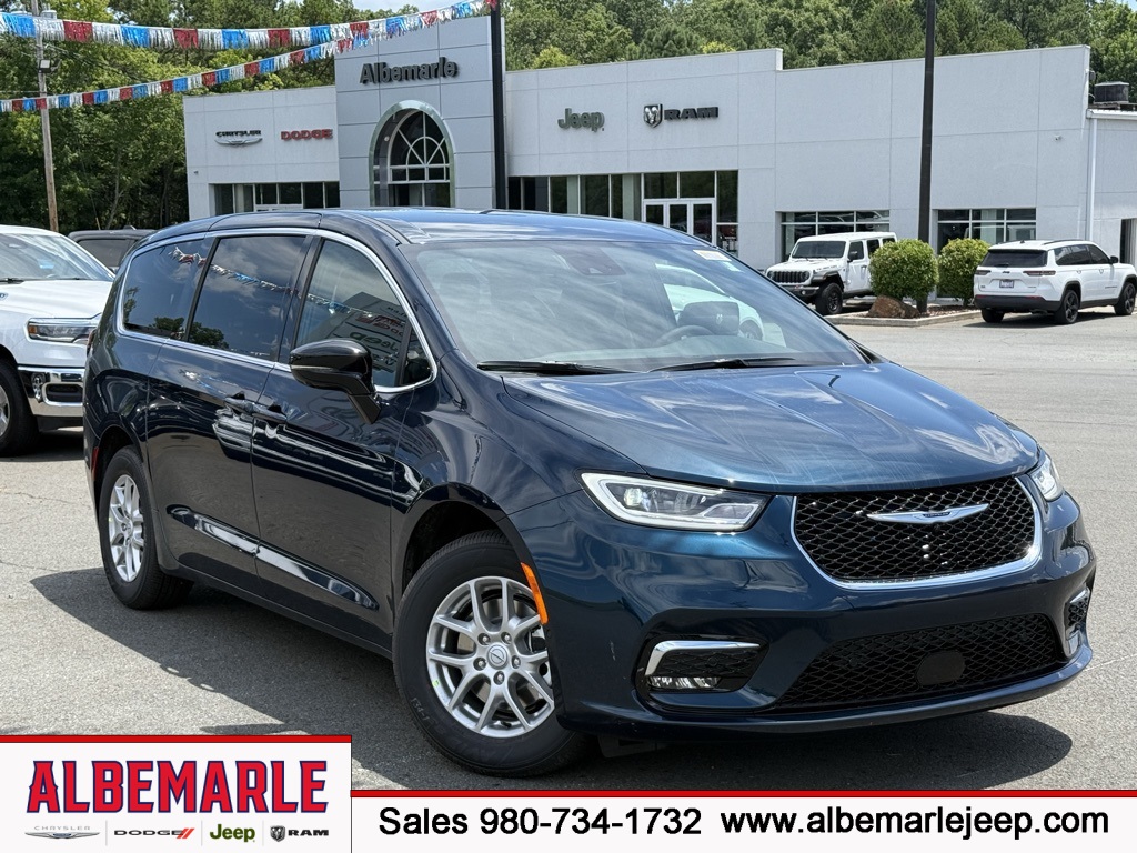 2025 Chrysler Pacifica Select's photo