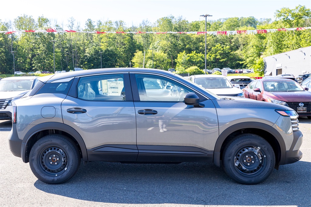 2025 Nissan Kicks S photo 2