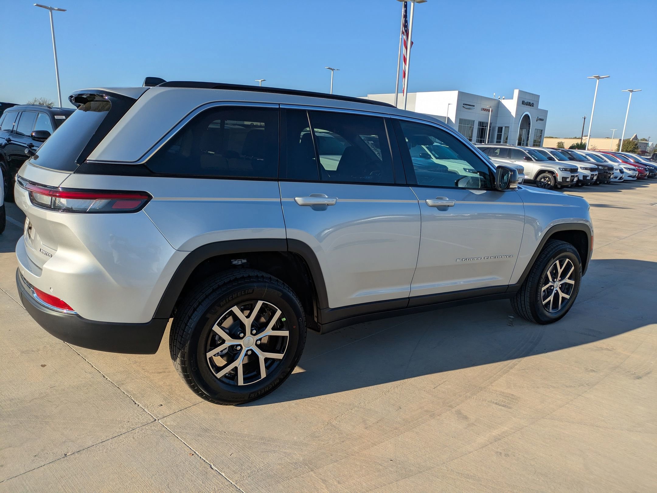 2025 Jeep Grand Cherokee Limited photo 2
