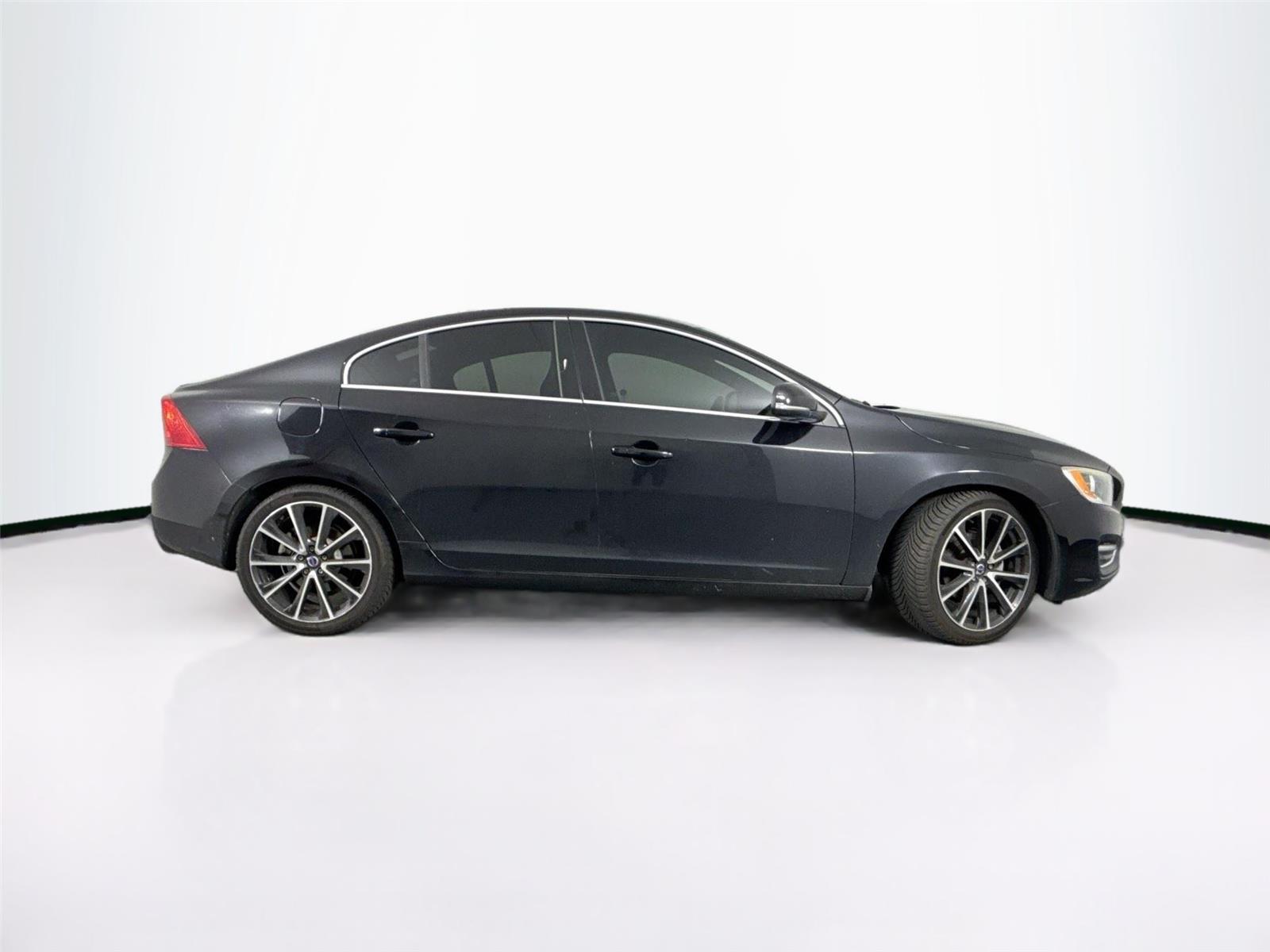 2016 Volvo S60 T5 Drive-E Premier photo 4