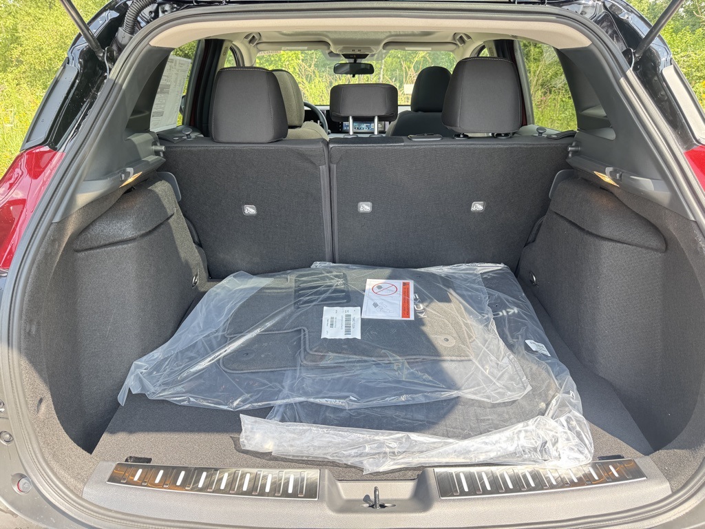 2025 Nissan Kicks SV photo 28