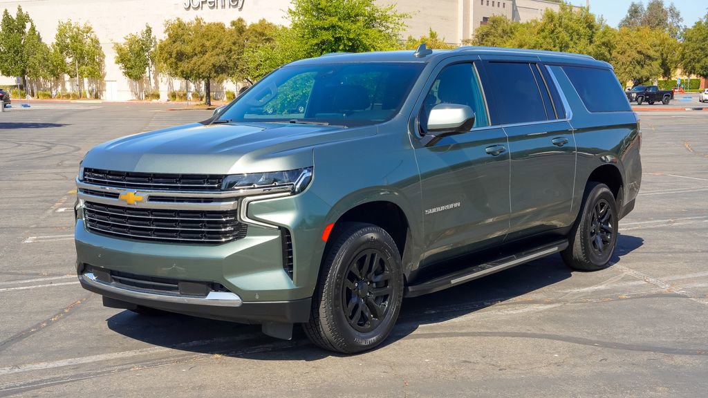 2023 Chevrolet Suburban LT photo 3