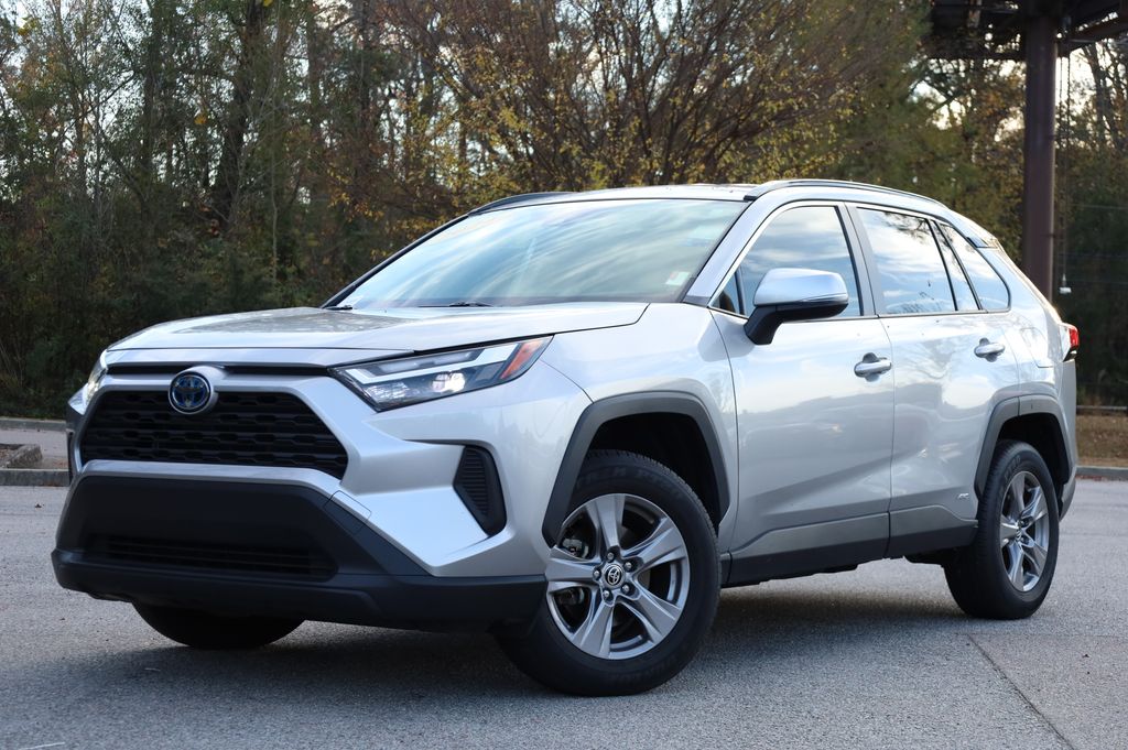 2024 Toyota RAV4 XLE's photo