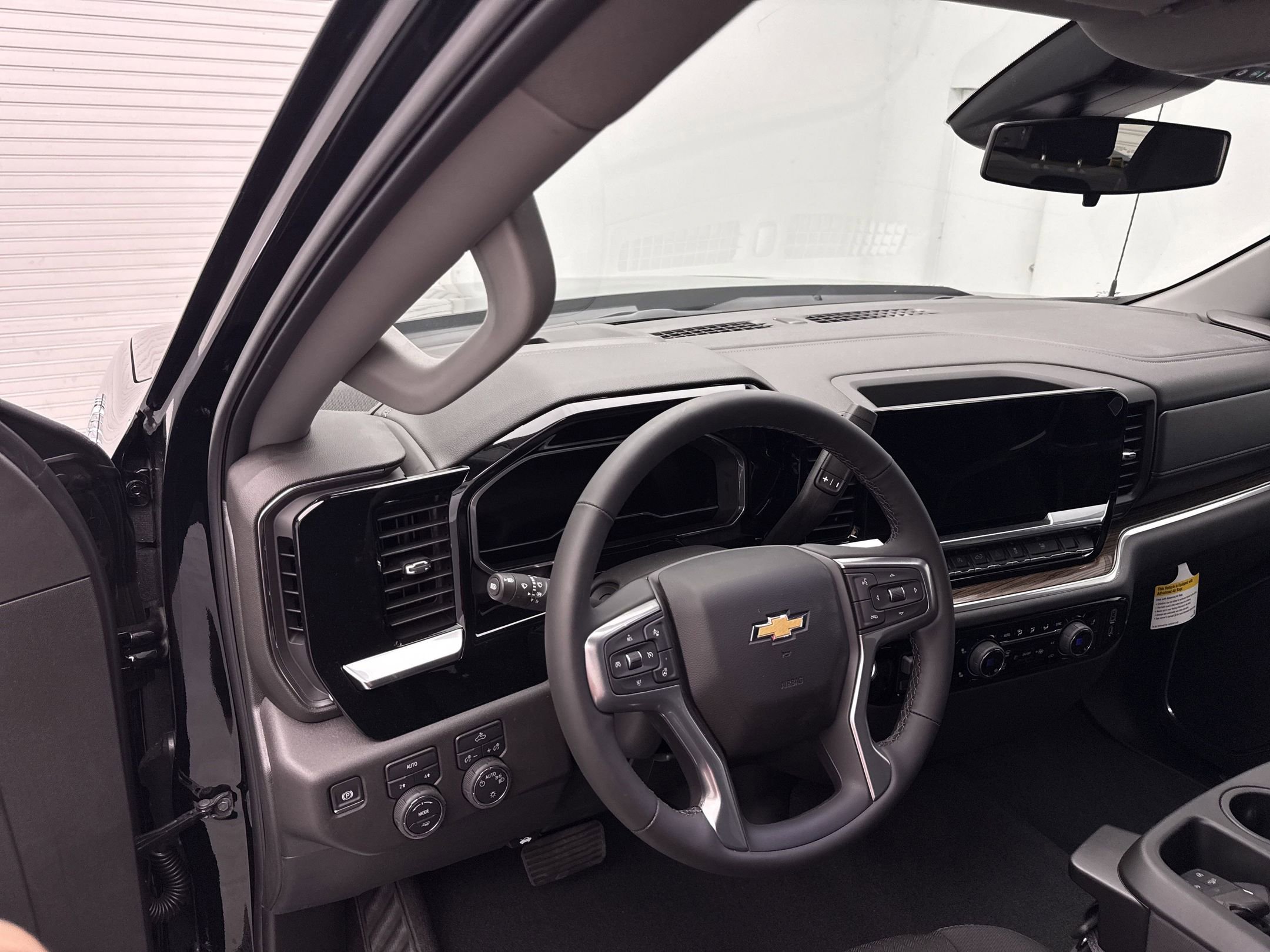 2025 Chevrolet Silverado 1500 LT photo 4