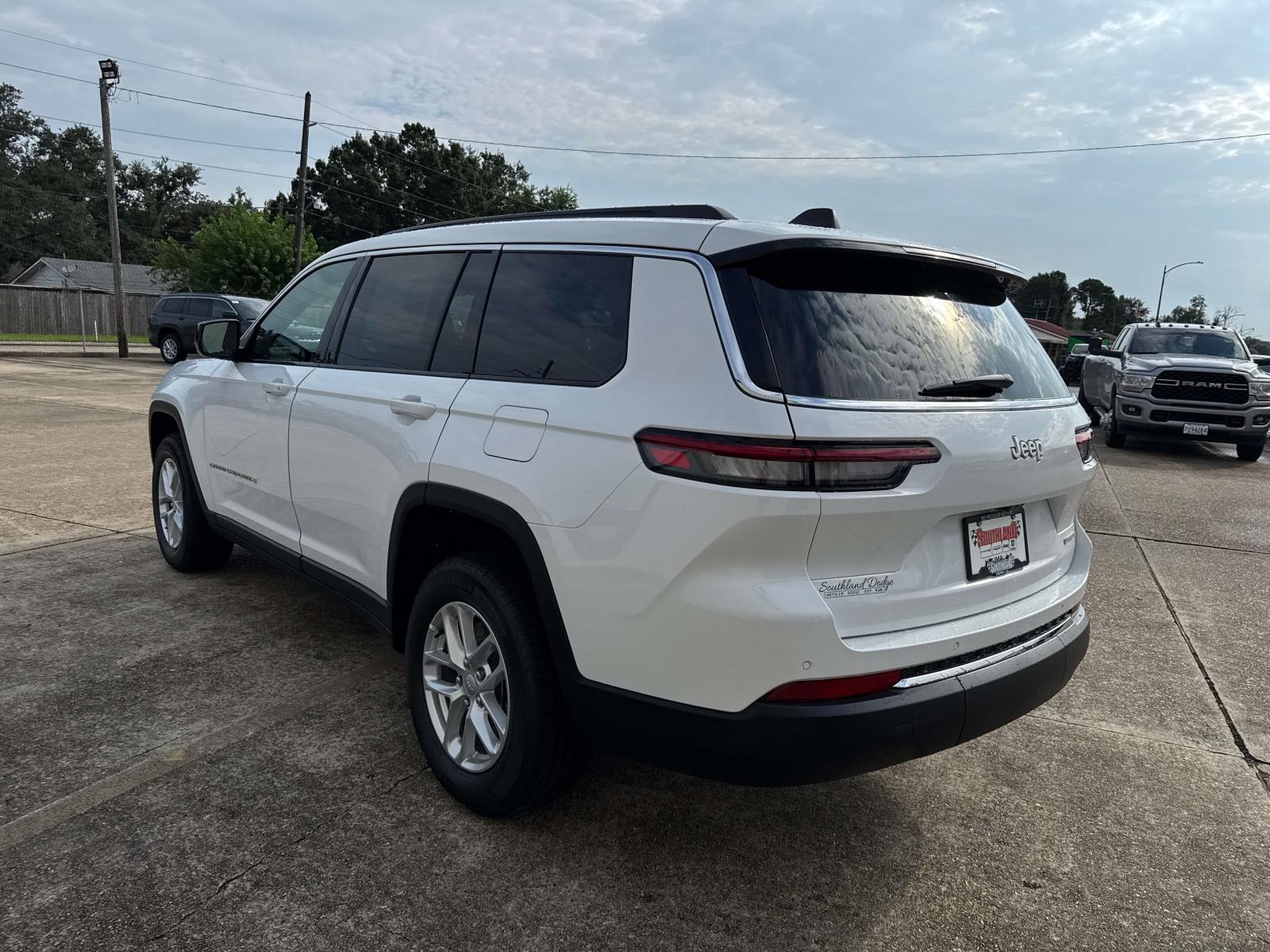 2025 Jeep Grand Cherokee Laredo X photo 3