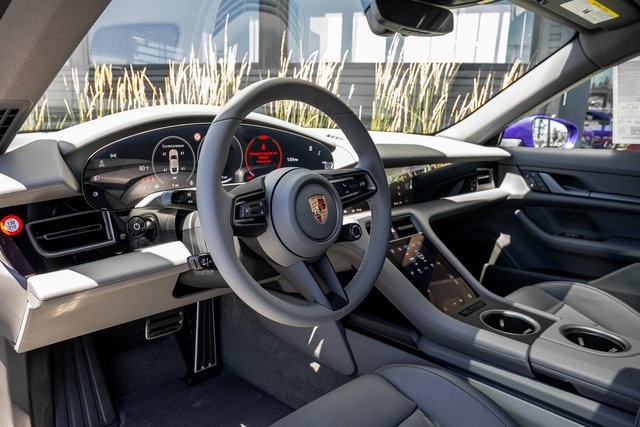 2025 Porsche Taycan 4 photo 4