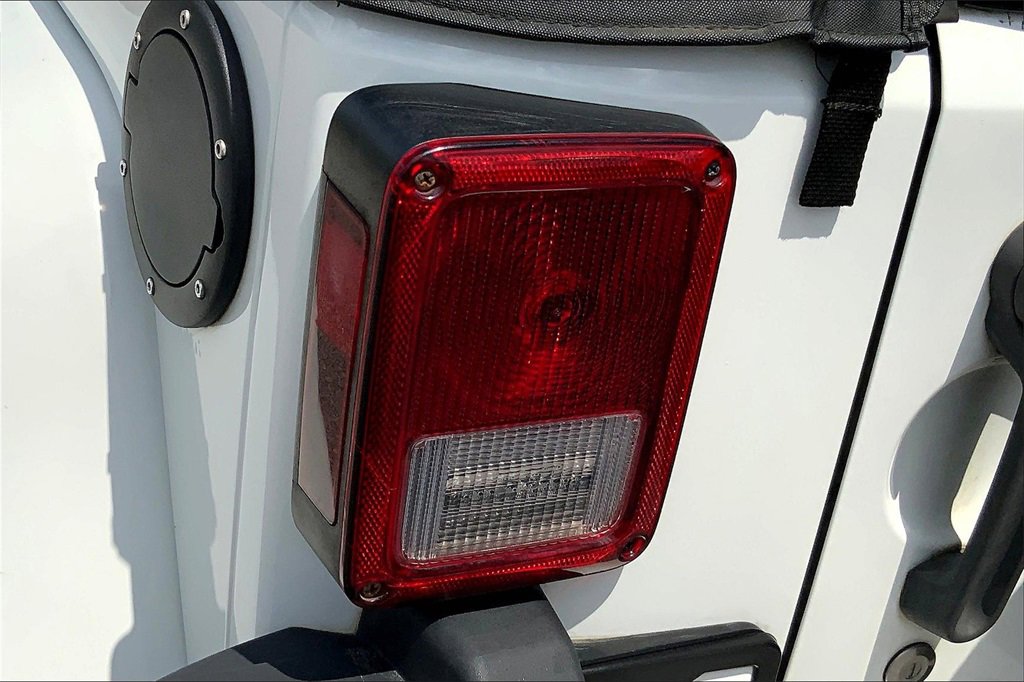 2013 Jeep Wrangler Unlimited Sahara photo 26