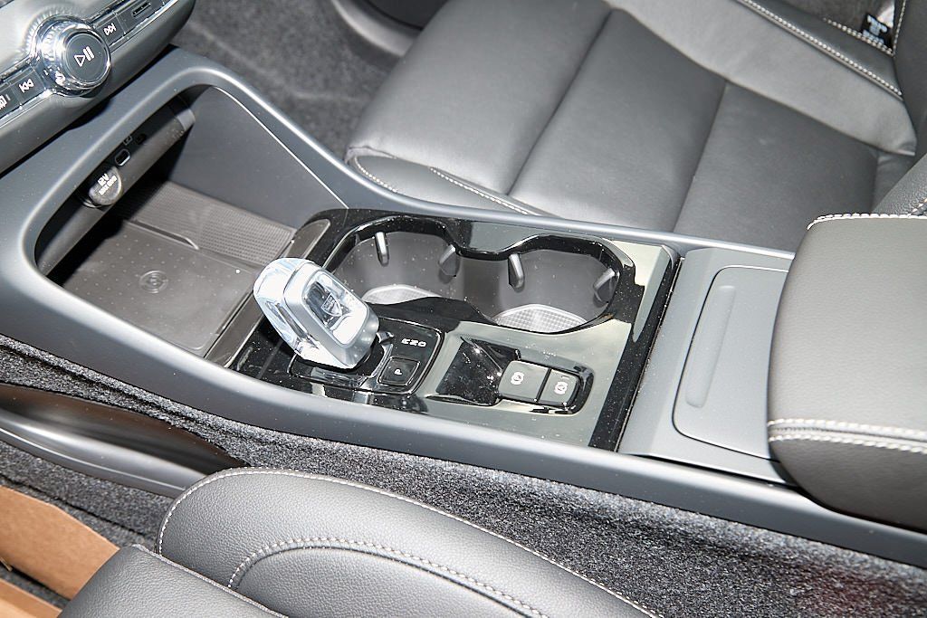 2026 VOLVO XC40 - Image 16