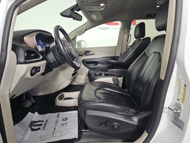2017 Chrysler Pacifica Touring L photo 10