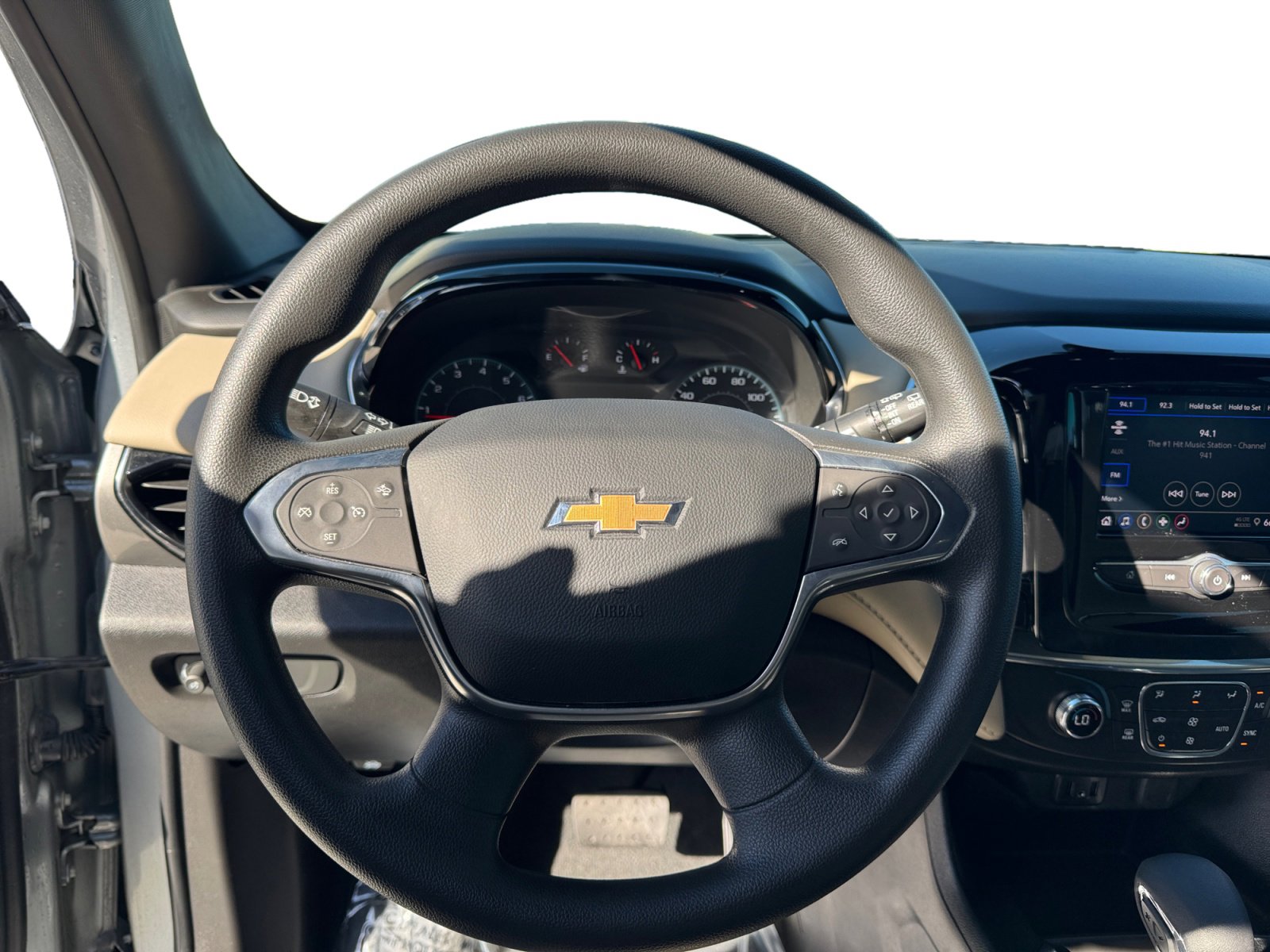 2023 Chevrolet Traverse LS photo 3