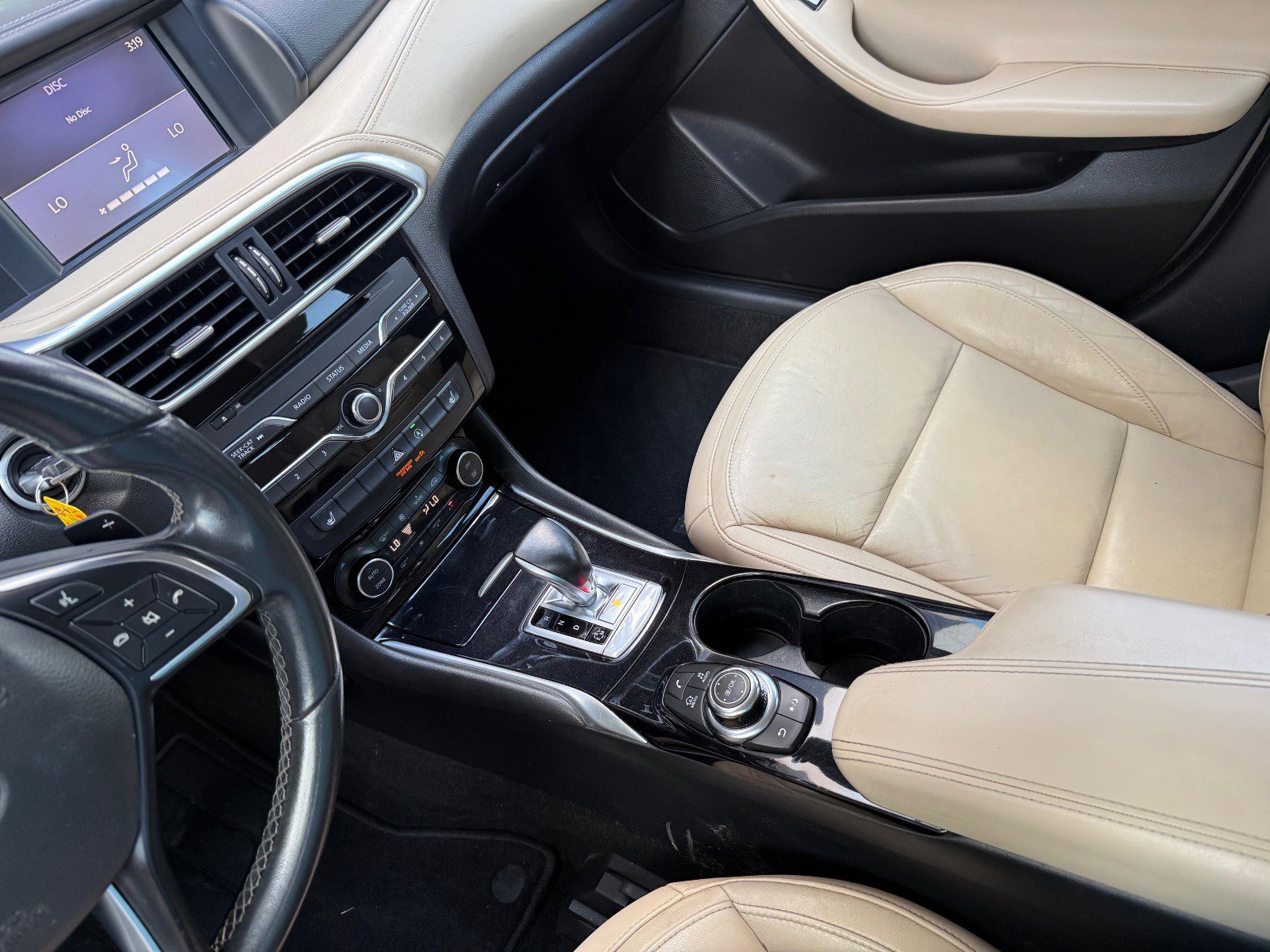 2017 Infiniti QX30 Premium photo 20