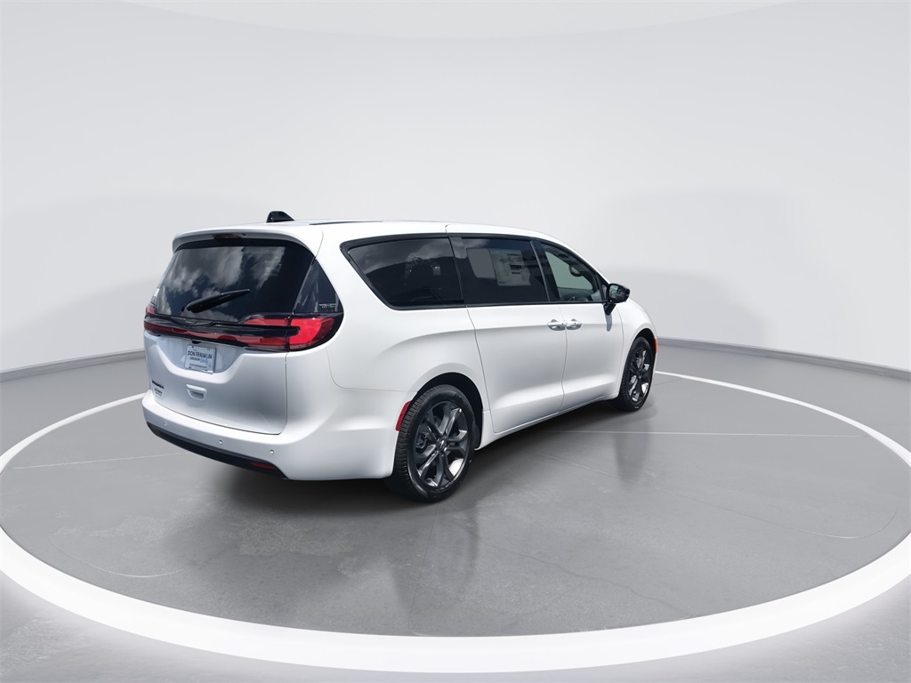 2026 Chrysler Pacifica photo 8