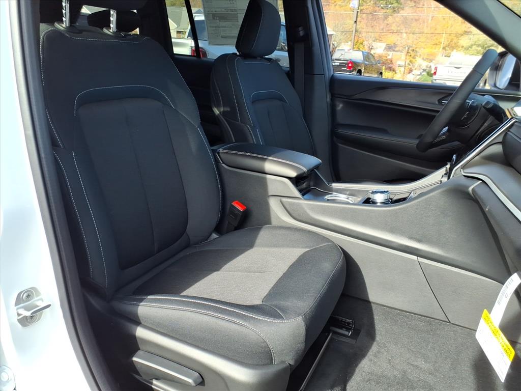 2025 Jeep Grand Cherokee Laredo photo 4