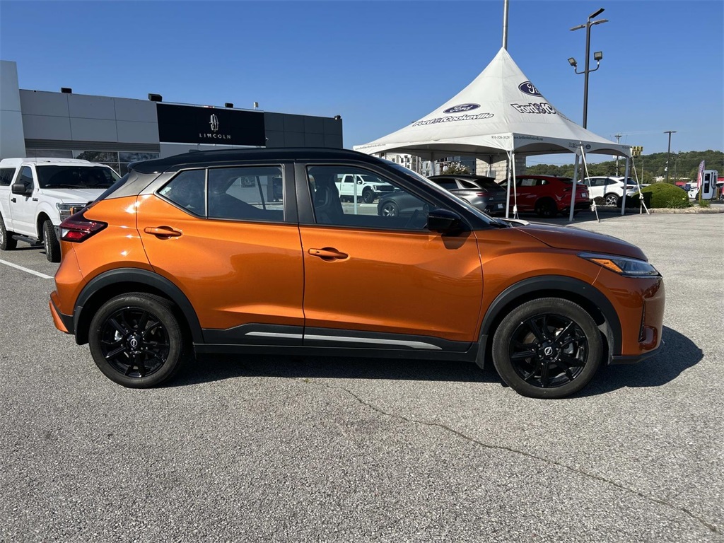 2023 Nissan Kicks SR photo 3