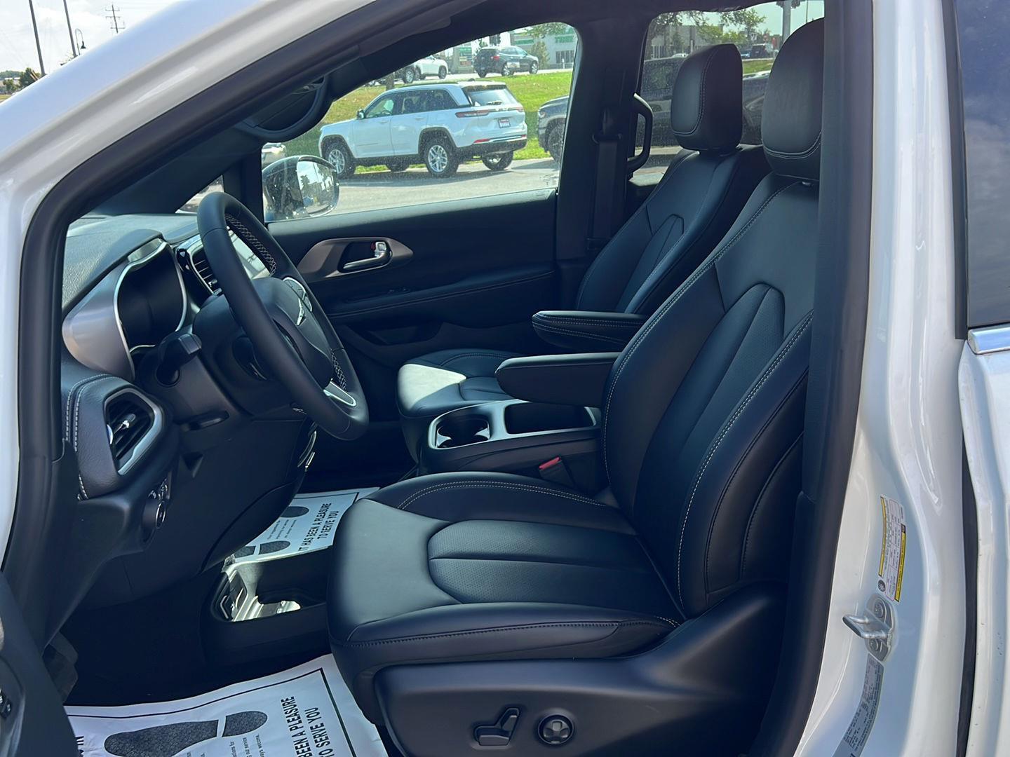 2026 Chrysler Pacifica photo 10